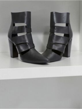 New York & Company Black Cut-Out Heeled Booties Size 8 NWT